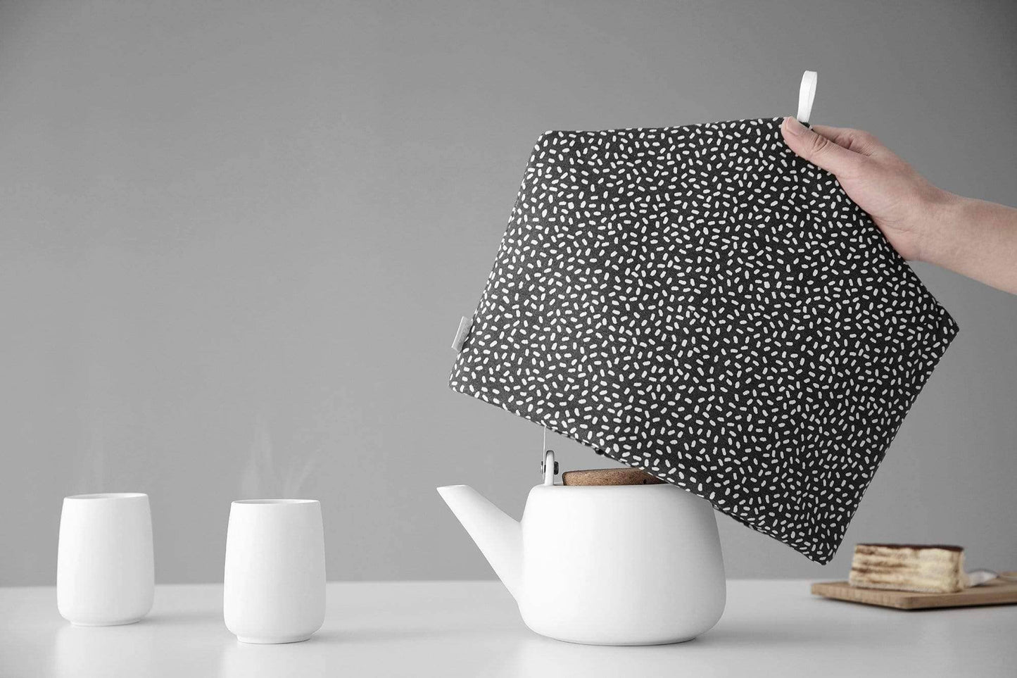 Jaimi™ Traditional Tea Cosy / Teapot Cover: Falling Snow