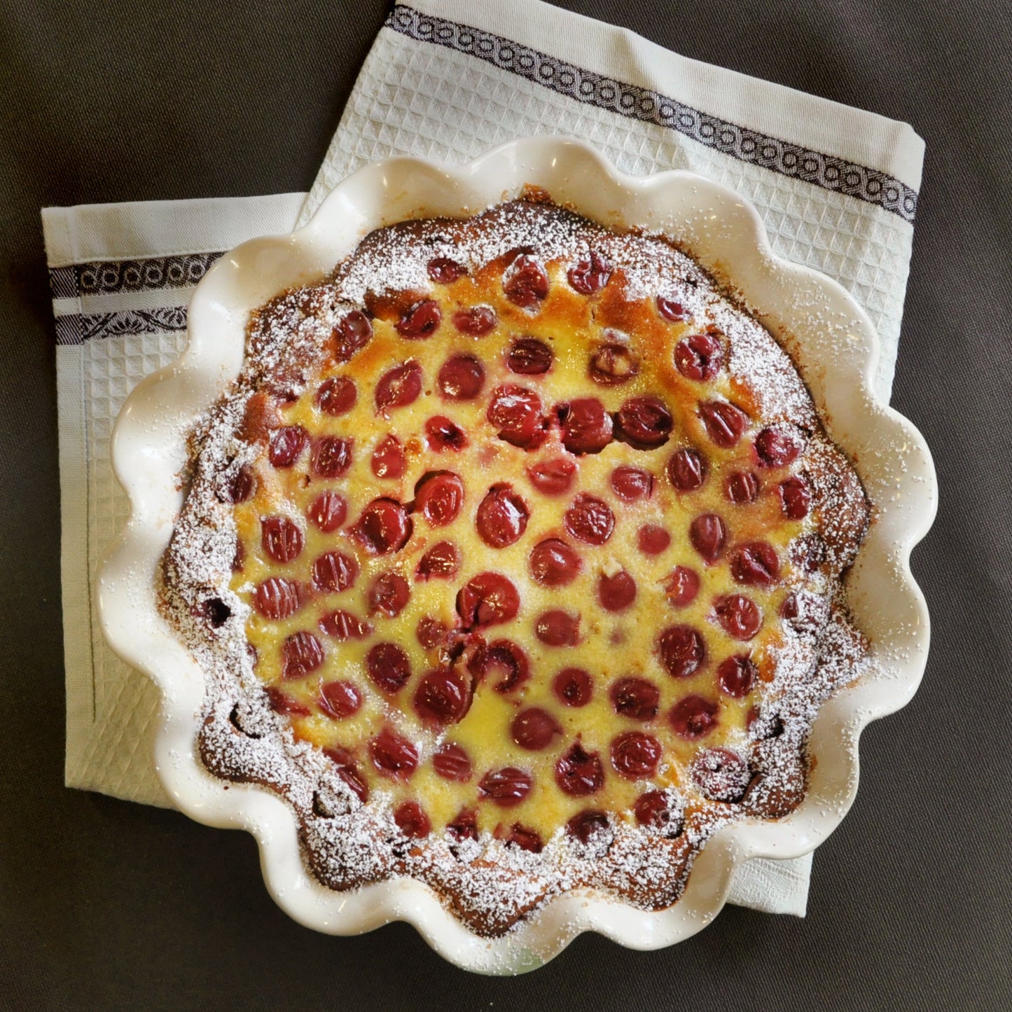 Emile Henry Pie Dish 26cm/10" - Argile