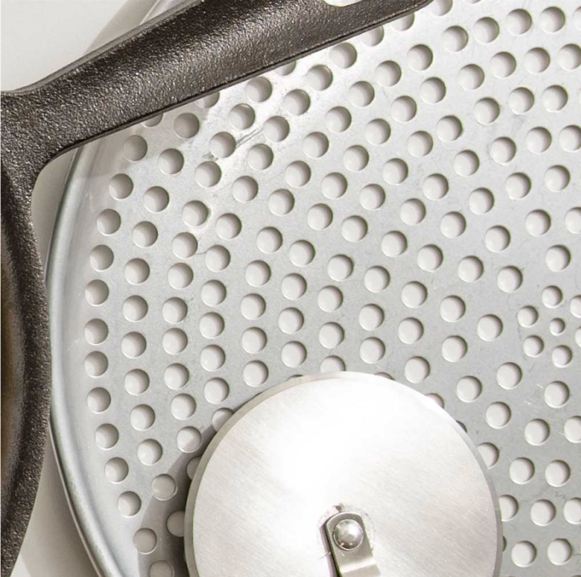 Browne 12" Aluminum Perforated Pizza Pan