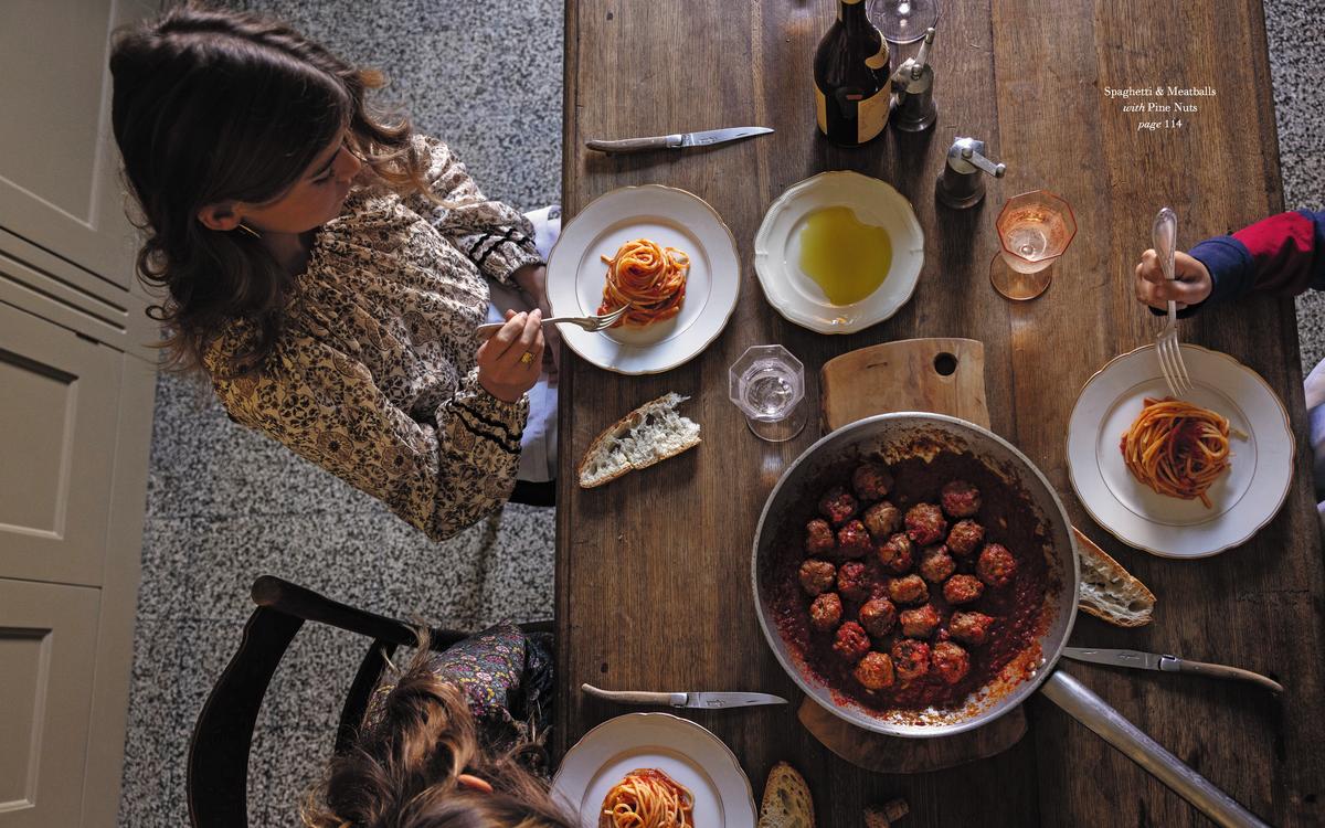 A Kitchen in Italy: A Year of Family Meals and Celebrations from Our Home - Mimi Thorisson