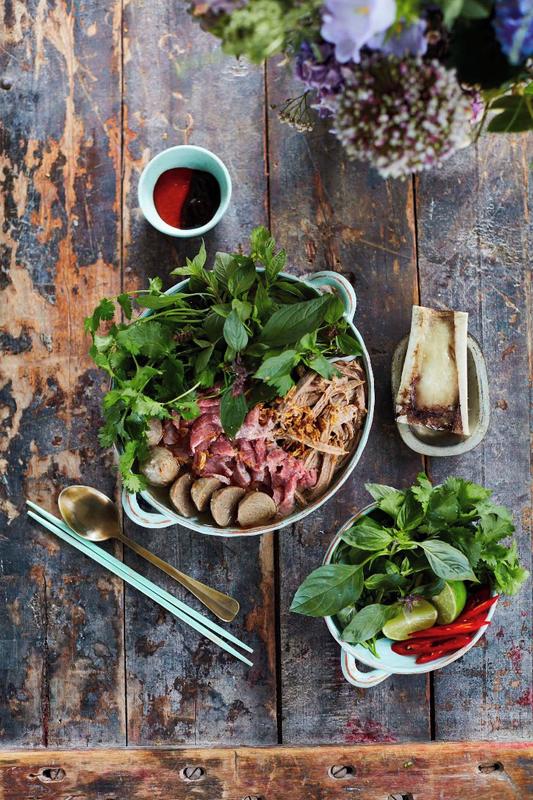 The Little Viet Kitchen: Over 100 authentic and delicious Vietnamese recipes - Thuy Diem Pham