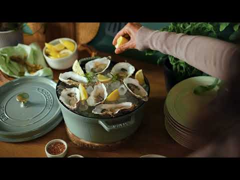 Load and play video in Gallery viewer, Staub Round Cocotte 2.2L/2.25-Qt Eucalyptus
